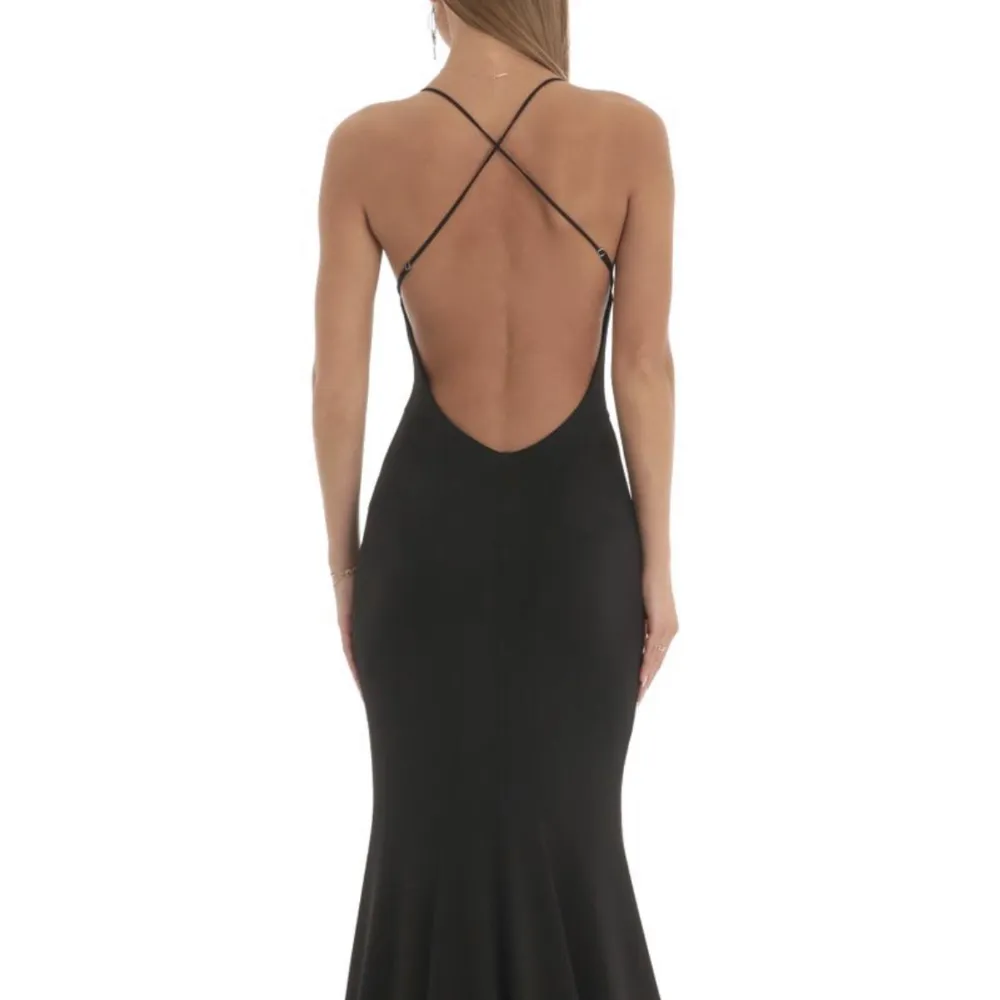 Säljer denna superfina långa svarta klänningen från Lucy In The Sky, perfekt till bal eller andra tillfällen. Aldrig använd, bara testad💗 köpte för 970kr + 323kr tull. Klänningar.