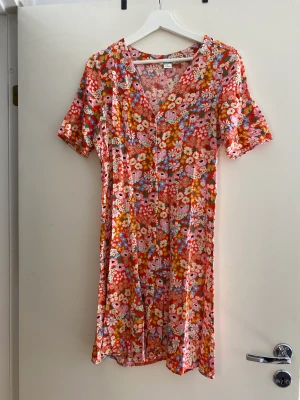 Blommig Monki klänning - Rödblommig sommarklänning från Monki