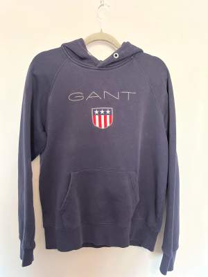 Marinblå Grant hoodie, färgen är lite urtvättad annars är den i bra skick! 💙 ………. Original pris 1250 kr 