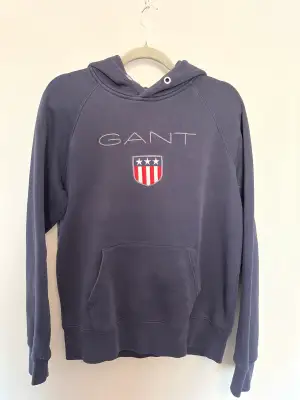 Marinblå Grant hoodie, färgen är lite urtvättad annars är den i bra skick! 💙 ………. Original pris 1250 kr 