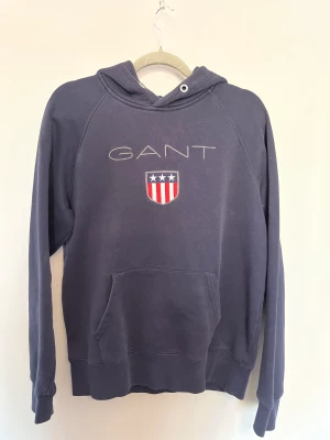 Marinblå Gant hoodie  - Marinblå Grant hoodie, färgen är lite urtvättad annars är den i bra skick! 💙 ………. Original pris 1250 kr 