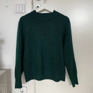 Stickad tröja - Stickad grön tröja från hm. Skönt material och fin till jeans eller linnebyxor🌸 Säljer då den är lite liten. Nypris ca 249kr säljer för 90kr exkl frakt. 💕