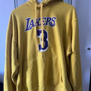 Säljer min Lakers tröja.