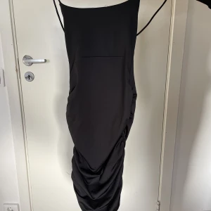 Klänning - Jättefin klänning som slickar sig runt kroppen från Bikbok. Säljer då den inte kommer till användning. Köptes för ca 400kr, säljer för 120kr💕🤞🏻