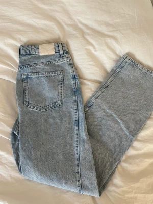 Jeans  - Jeans ifrån weekday, för små för mig nu tyvärr. Modellen heter Row storlek 29/32