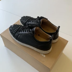 Loubs herr - Säljer mina loubs Nypris 8500kr , Köpta i Oktober förra året Inte jätte använda men i bra skick ända synliga tecknet på använding är några spikar som ramlat av. 41 passar 42/43 Skriv om ni har några funderingar 