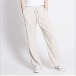 Linnebyxor - Säljer dessa snygga nya linnebyxor som är slutsålda på plick! Om fler intresserade blir det budgivning