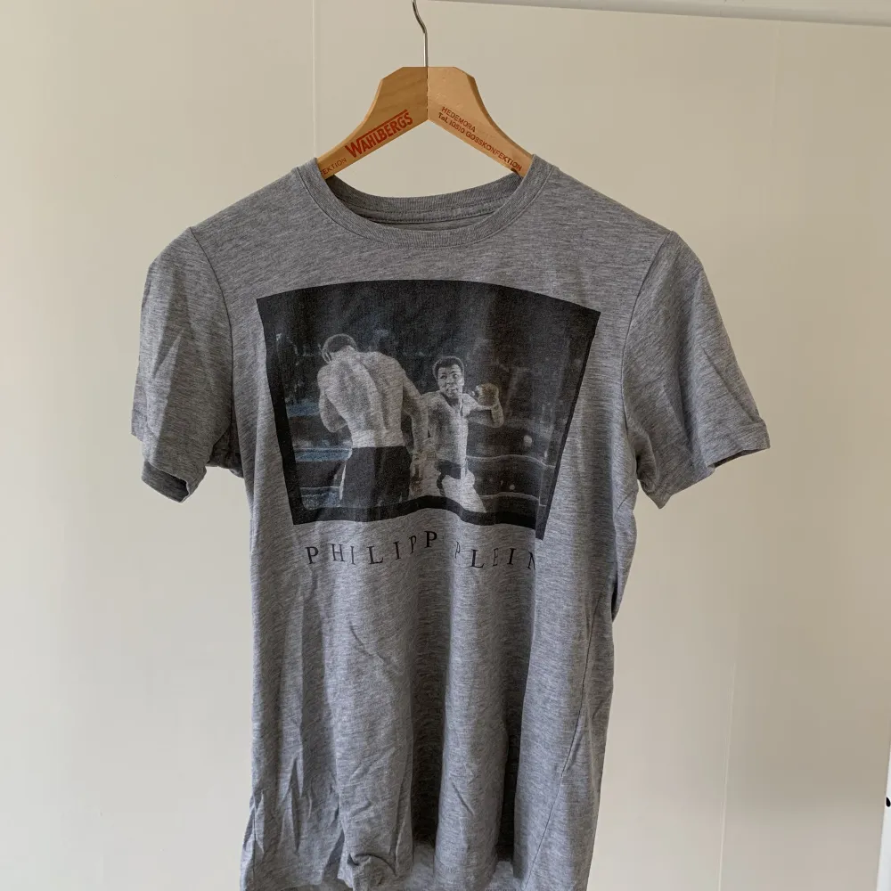 T-shirt från Philipp Plein. I fint skick. Made in Italy. Djur & Rökfritt hem. Nypris: 4 000 kr.. T-shirts.