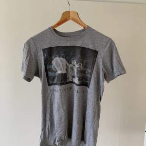 T-shirt från Philipp Plein. I fint skick. Made in Italy. Djur & Rökfritt hem. Nypris: 4 000 kr.