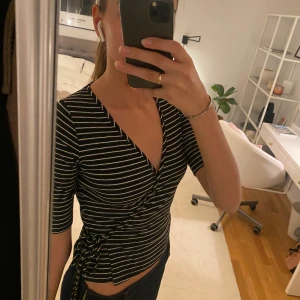 Randig tröja  - Randig svart vit tröja från NA-KD i storlek s med knytning på sidan. 