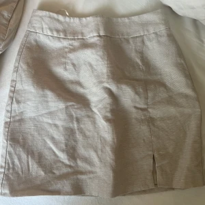 Linne kjol - Hej, säljer denna kjol från Gina tricot, köptes förra sommaren och enbart använt en gång. Skriv för mer frågor, frakt ingår.