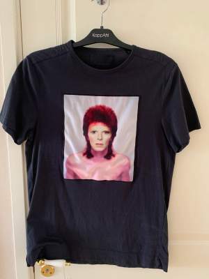 Svart limitato t-shirt med David Bowie tryck. Tröjan är i bra skick då den bra omhändertagen och måttligt använd!