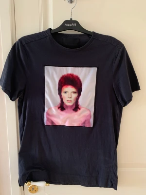 Limitato T-shirt  - Svart limitato t-shirt med David Bowie tryck. Tröjan är i bra skick då den bra omhändertagen och måttligt använd!