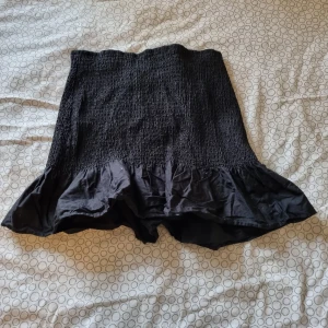 Kjol  - Kjol från H&M, aldrig använd då den inte satt bra på mig. Fin sommarkjol💞 sitter bra för att vara storlek M.