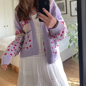 Kofta - Sötaste sommarkoftan med massa gulliga blommor. Väldigt bra skick och passar en S-M om man vill ha den lite oversized! 💓💓