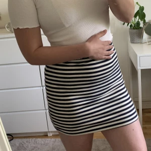 Kjol - Randig tyg kjol från Lindex som inte kommer till användning. Pris går att diskutera!