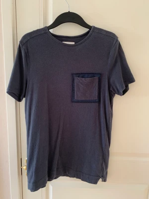 Limitato t-shirt - Fin limitato t-shirt med tryck på ryggen och ficka på vänster bröst. Tröjan är i mycket bra skick då den knappt är använd!