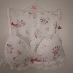 Söt vit blommig BH i bomull. Strlk: 70A.  - Äldre inköp: Söt vit blommig vadderad BH i bomull med spets i ok skick. Strk: 70A.   (Trosor ingår ej då de har använts.)