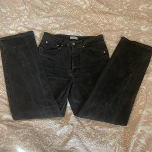Svarta Jeans - Jag säljer dessa för att dem aldrig kommer till användning. Det är högmidjade. Köpte dessa från jeansbolaget för ungefär 1000. Dem har inga defekter och därför säljer för 150.