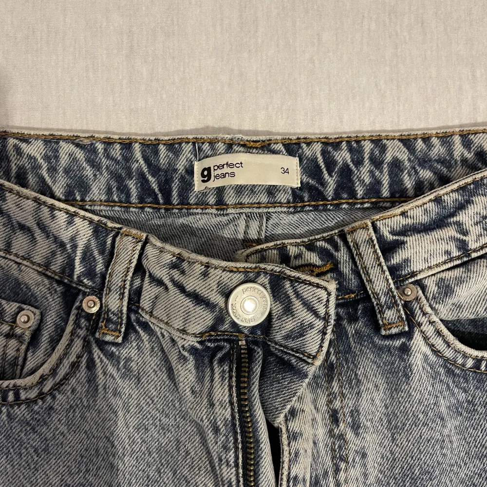 Endast använda en gång. Gina Tricots mom jeans i storlek 34.. Jeans & Byxor.