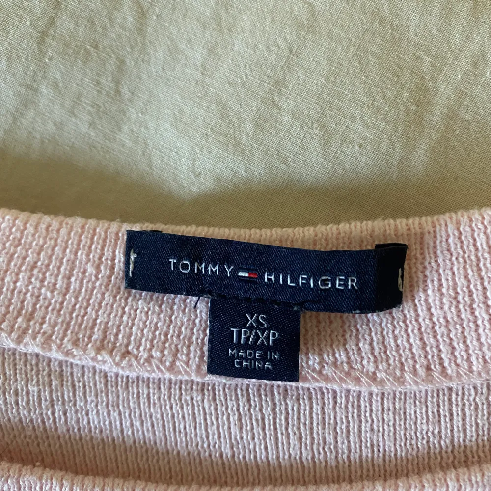 Så fin och framförallt skön tröja från Tommy hilfiger! Har som en blå och vit rand längst sidan på toppen och ärmen! Ord pris 850kr, köpt i usa. Toppar.