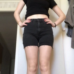 Svarta jeans shorts  - Svarta shorts som egentligen är ett par gamla jeans som jag klippt av. De kostade 500kr när jag köpte dem. Säjer dem då de är lite små för mig