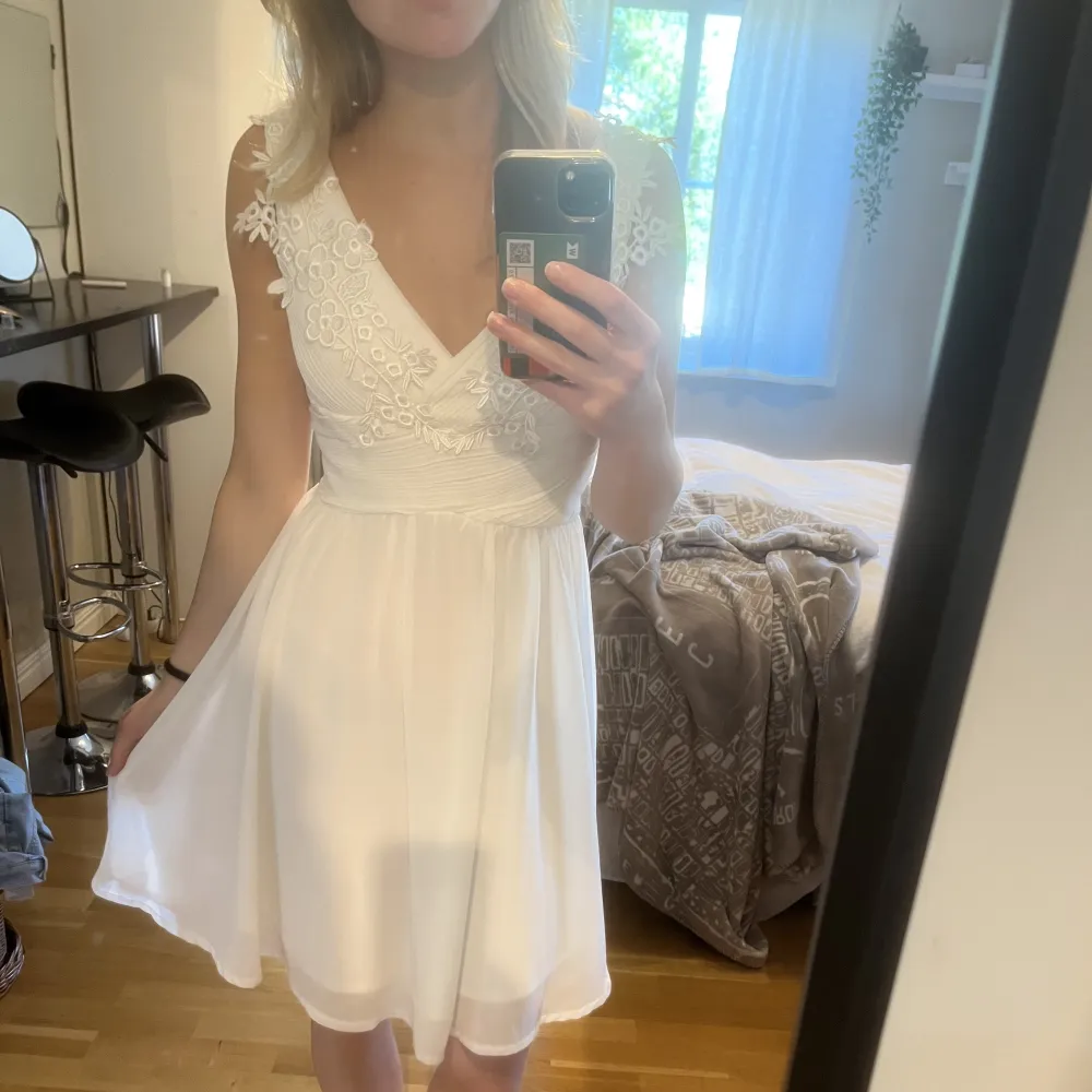 Jätte fin vit klänning som är perfenu till sommaren! Endast använd en gång💓💓. Klänningar.