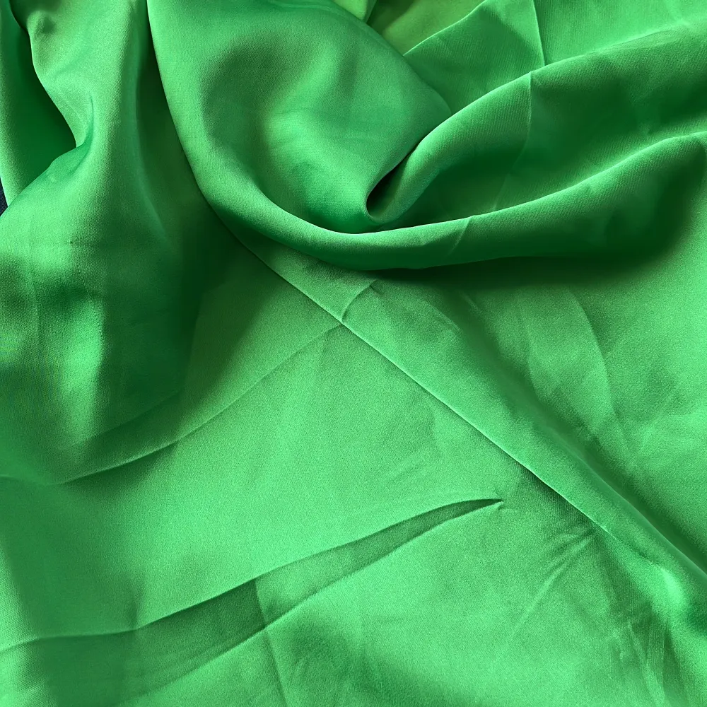 jättefin kort grön silkesklänning oerfekt till sommarkvällar💞 skriv för fler frågor. Klänningar.