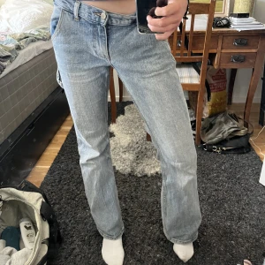 Brandy Melville jeans - Lågmidjade cargo liknande bootcut från brandy💗