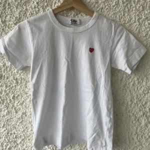 Comme des Garcons play T-shirt - Vit comme des garcons play tshirt i storlek xs. 