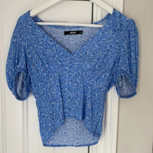 Blus - En blå blus från bik bok i jättefint skick. Säljer då den inte kommer till användning för mig så mycket