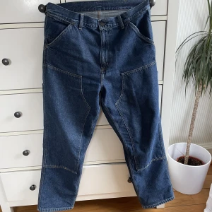 Carhartt Double Knees - ✏️ Carhartt Double Knees i strl. 32. Nypris 1400kr, säljer för 850kr men öppen för prisförslag! Lite blekta vid benöppningen men i övrigt väldigt bra skick!