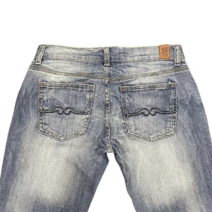 Lågmidjade jeans - Lågmidjade jeans köpta secondhand som tyvärr var för små för mig. Storlek 36, midja rakt över: 37cm. Benlängd (från midjan): 105cm. Beninnerlängd: 85cm. Bra skick med få tecken på användning. Först till kvarn tryck på köp nu