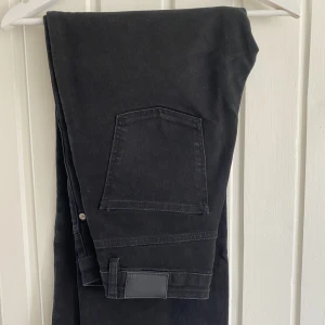 Jeans - Ett par svarta fina jeans från lager 157. I storlek M och väldigt fina använda fåtal gånger. Ordinarie pris 300kr Vid snabb affär säljer jag de för 100kr