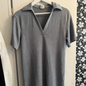 Strandklänning  - Strandklänning från HM som går till mitten av låret. Materialet är likt handduksmaterial. Jättefin blå färg.  Storlek S.