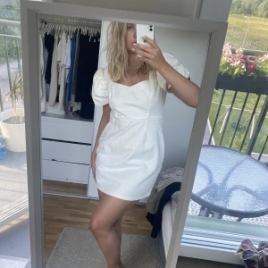 Vit klänning  - Söt vit klänning från asos med detalj i ryggen och puffärmar!! Aldrig använd