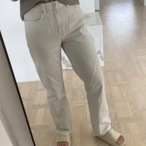 Voyage jeans Weekday - Off white/beiga jeans från Weekday i modellen Voyage. Hög midja. Storlek W29L32. Sitter löst på mig som vanligtvis har w27. Jag är 172cm.