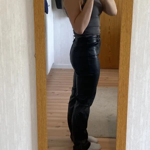 Skinnbyxor  - Svarta skinnbyxor från bikbok, strl 36. Jag är ca 1,62 och dom är liite långa på mig 💞