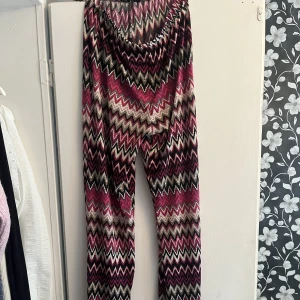 Orrebyxor rosa - Klassiska ”orrebyxor” med vida ben i den rosa färgen. Perfekta till 80-tals tema eller liknande. Storlek S.