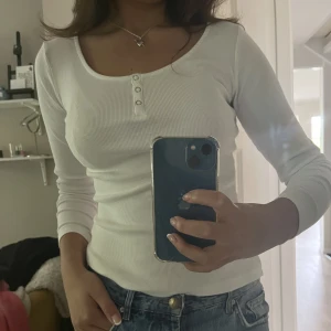 Söt vit tröja  - Säljer denna söta bas tröja. Ny skick