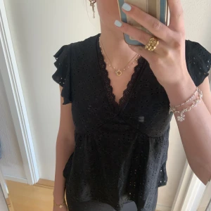 Topp - Super fin broderad volang topp🖤 köptes på Sellpy utan lappar så vet ej märke eller storlek men skulle säga den sitter som s/xs!!💞💞