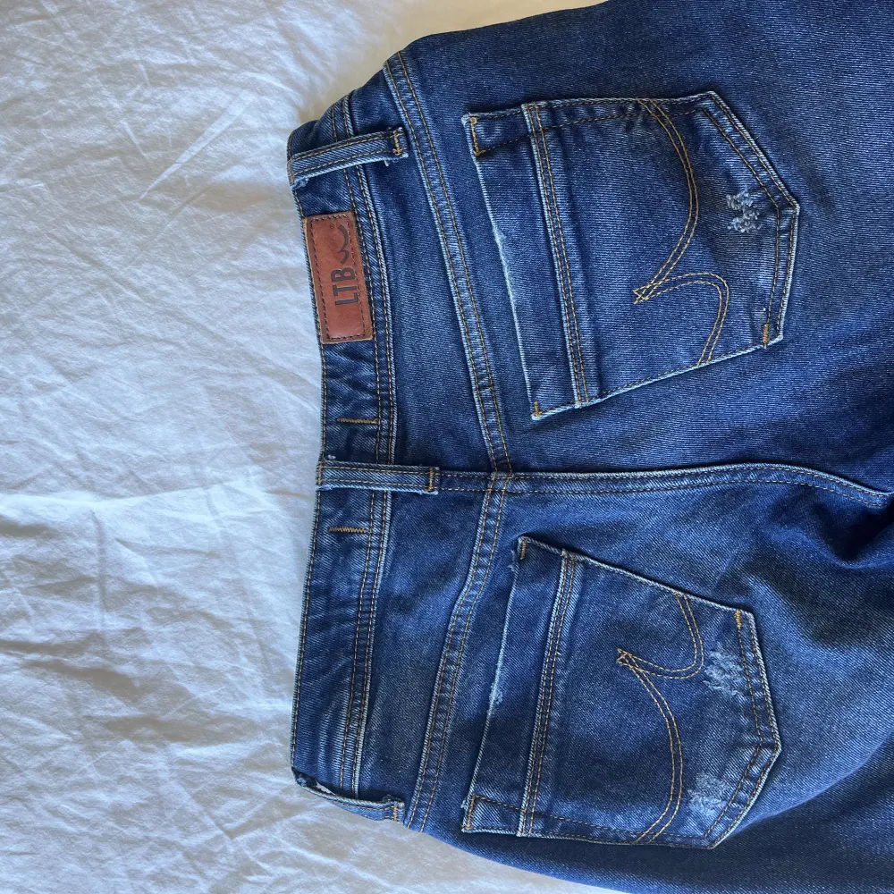 Såå fina lågmidjade bootcut jeans från ltb.  Slutsålda i många storlekar och är i nyskick. Nypris 799kr💕. Jeans & Byxor.