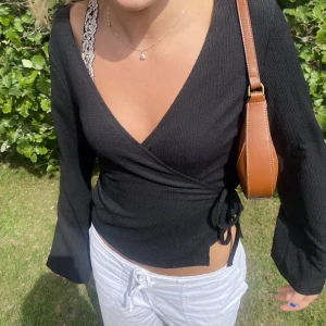 Omlott topp - Säljer denna söta topp från Nakd som tyvärr inte kommer till användning då jg har många liknande,m därav är det använt fåtal gånger❤️