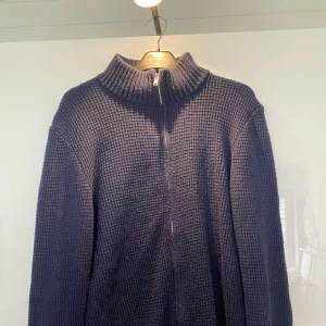 Stickad zip - Defacto hel zip mörk blå passar M&L