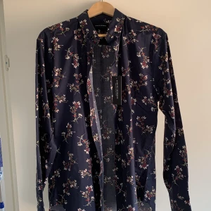 Skjorta - Ny skjorta blå med vita röda kvistar