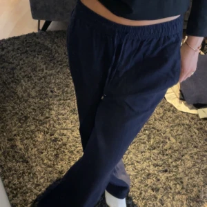 Linnebyxor  - Mörkblå linnebyxor från zara, knappt använda! 