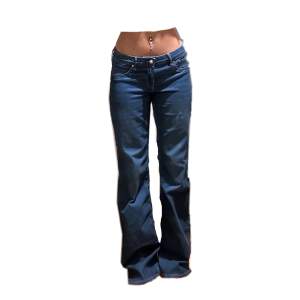 Svin snygga baggy low waist jeans! Köpta förra året, använt en gång- de har en liten fläck som man ser på första bilden annars är de i perfekt skick! 
