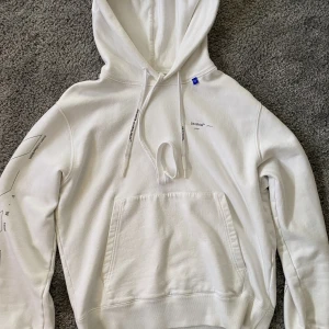Off-White - Säljer denna hoodie nu för att den börjar bli för lite för mig. Använd lite då och då. Priset inte hugget i sten!