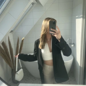 Blazer  - Säljer denna svarta blazer från hm 