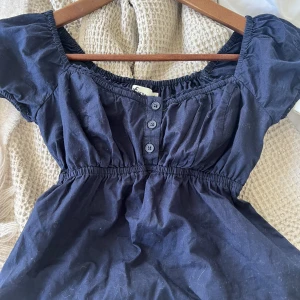 Topp - Säljer denna hollister toppen som inte säljs längre. Säljer pga: den är för liten för mig❤️köpt för ungefär 250kr!!